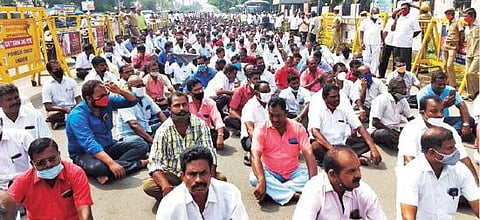 20 சதவீதம் போனஸ் வழங்கக் கோரி, தருமபுரி அரசு போக்குவரத்துக் கழக மண்டல அலுவலகம் எதிரே அனைத்து தொழிற்சங்கத்தினர் மறியல் போராட்டத்தில் ஈடுபட்டனர்.