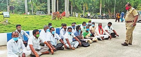 தங்களது மனுக்கள் மீது நடவடிக்கை எடுக்கப்படுவதில்லை என கூறி கிருஷ்ணகிரி மாவட்ட ஆட்சியர் அலுவவலகம் முன்பு தர்ணா போராட்டத்தில் ஈடுபட்ட கிருஷ்ணா பாளையம் கிராம மக்கள்.