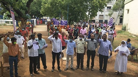 ஆர்ப்பாட்டத்தில் ஈடுபட்ட தமிழ்நாடு தனியார் பள்ளி ஆசிரியர் அலுவலர் சங்கத்தினர்.