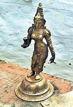 கோயில் வாசலில் வீசப்பட்ட ஐம்பொன்னாலான  தேவி அம்மன் சிலை.