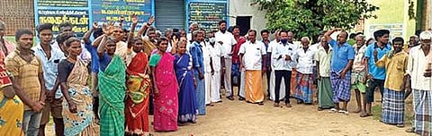 திருவண்ணாமலை அடுத்த அரடாப்பட்டு தொடக்க வேளாண் கூட்டுறவு கடன் சங்கம் முன்பு நேற்று ஆர்ப்பாட்டத்தில் ஈடுபட்ட கிராம மக்கள்.