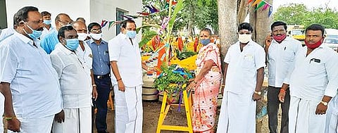 தி.மலை ஆவின் அலுவலகத்தில் நடைபெற்ற நிகழ்ச்சியில் பால் உற்பத்தியாளருக்கு புல் வெட்டும் கருவியை வழங்கிய மாவட்ட ஆவின் தலைவர் அக்ரி எஸ்.எஸ்.கிருஷ்ணமூர்த்தி.