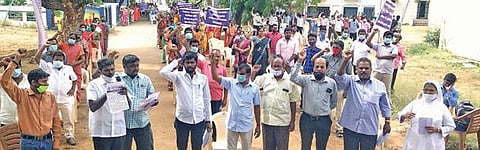 திருச்சியில் நேற்று ஆர்ப்பாட்டத்தில் ஈடுபட்ட தமிழ்நாடு தனியார் பள்ளி ஆசிரியர் அலுவலர் சங்கத்தினர்.படம்: ஜெ.ஞானசேகர்