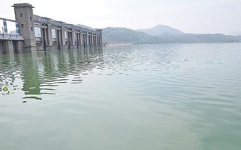 3 ஆண்டுகளுக்கு பின்னர் நீர்மட்டம் 50 அடியை எட்டியுள்ள நிலையில், கடல் போன்று காட்சியளிக்கும் கிருஷ்ணகிரி அணை. 	   படம்: எஸ்.கே.ரமேஷ்