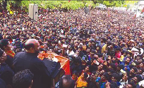 மதுரை அண்ணா நகரில் தமிழக மக்கள் முன்னேற்றக் கழகம் சார்பில் அக்கட்சியின் நிறுவனர் ஜான் பாண்டியன்  தலைமையில் கருஞ்சட்டை ஆர்ப்பாட்டம் நடைபெற்றது. படம்: எஸ்.கிருஷ்ணமூர்த்தி