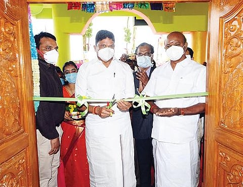 சிதம்பரம் அண்ணாமலை நகரில் நடைபெற்ற விழாவில் இஎஸ்ஐ மருந்தகங்களை அமைச்சர் எம்.சி. சம்பத் திறந்து வைத்தார். அருகில் எம்எல்ஏ பாண்டியன், மாவட்ட ஆட்சியர் சந்திரசேகர் சாகமூரி.