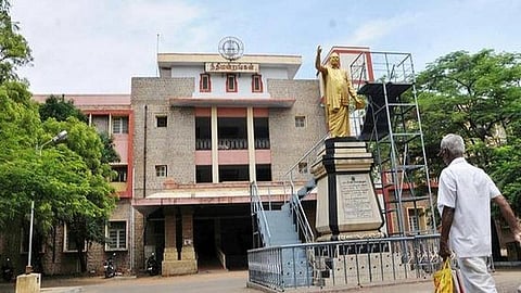 சாத்தான்குளம் தந்தை, மகன் கொலை வழக்கு: மதுரை நீதிமன்றத்தில் விசாரணை தொடக்கம்- காவல் ஆய்வாளர் ஸ்ரீதர் உட்பட 9 பேருக்கு குற்றப்பத்திரிகை நகல்