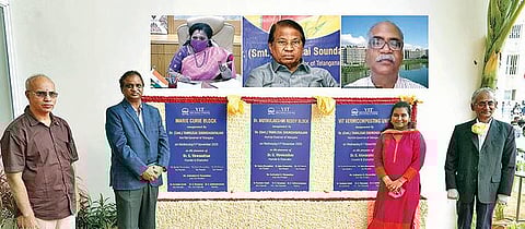 வேலூர் விஐடி பல்கலைக்கழகத்தில் நடைபெற்ற நிகழ்ச்சியில் காணொலி காட்சி மூலம்  பேசும் தெலங்கானா ஆளுநர் தமிழிசை சவுந்திரராஜன் .