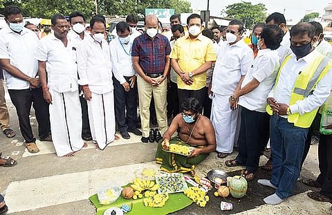 வேலூர் சத்துவாச்சாரி பகுதியில் சுரங்கப்பாதை அமைக்கும் பணிக்கான பூமி பூஜையை நேற்று தொடங்கி வைத்த ஆட்சியர் சண்முகசுந்தரம். அருகில், நாடாளு மன்ற உறுப்பினர் கதிர்ஆனந்த், சட்டப்பேரவை உறுப்பினர் கார்த்திகேயன் உள்ளிட்டோர். படம்: வி.எம்.மணிநாதன்.