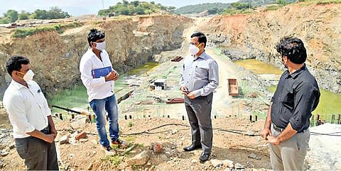 மேட்டூர் உபரிநீரை 100 ஏரிகளுக்கு கொண்டு செல்லும் திட்டத்துக்காக திப்பம்பட்டி பகுதியில் நீரேற்று நிலையம் அமைக்கும் பணி நடைபெற்று வருகிறது. இப்பணியை ஆட்சியர் ராமன் ஆய்வு செய்தார். உடன் துணை ஆட்சியர் சரவணன் உள்ளிட்டோர்.