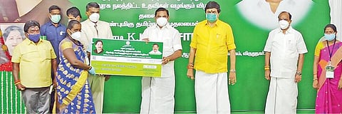 விருதுநகர் ஆட்சியர் அலுவலகத்தில் நடைபெற்ற நிகழ்ச்சியில் பயனாளிகளுக்கு நலத்திட்ட உதவிகளை வழங்கும்   முதல்வர் கே.பழனிசாமி. அருகில், அமைச்சர்கள் கே.டி.ராஜேந்திரபாலாஜி, கடம்பூர் ராஜு, மாவட்ட ஆட்சியர் இரா.கண்ணன் உள்ளிட்டோர்.