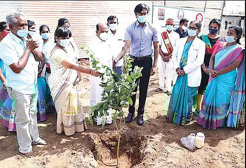 திருப்பூர் அரசு மருத்துவக் கல்லூரி மரு	த்துவமனை வளாகத்தில் ஒருங்கிணைந்த சேவை மையக் கட்டிடம் கட்ட அடிக்கல்