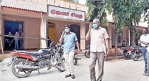 விருத்தாசலம் கிளைச் சிறையில் சிபிசிஐடி டிஎஸ்பி குணவர்மன்  தலைமையில் போலீஸார் விசாரணையை முடித்துவிட்டு வெளியே வந்தனர்.