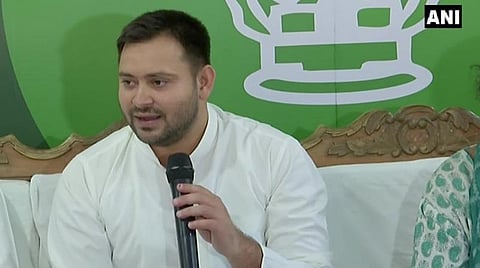 ராஷ்ட்ரிய ஜனதா தளம் கட்சித் தலைவர் தேஜஸ்வி யாதவ் பாட்னாவில் இன்று பேட்டி அளித்த காட்சி: படம் | ஏஎன்ஐ.