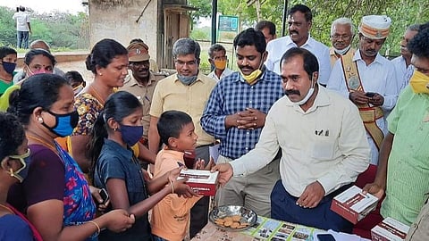 திருப்பத்தூர் அருகே கொள்ளுகுடிபட்டியில் பறவைகளுக்காக தீபாவளிக்கு வெடி வெடிக்காத கிராமமக்களை கவுரவிக்கும் விதமாக மாவட்ட ஆட்சியர் ஜெ.ஜெயகாந்தன் இனிப்பு வழங்கினார். அருகில் மாவட்ட வன அலுவலர் ராமேஸ்வரன்.