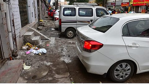 தீபாவளி வாடிக்கையாளர்களுக்கு எந்த வசதியும் இல்லை: வீடுகள் முன் கார்களை நிறுத்துவதால் மக்கள் வெளியே வரமுடியாமல் தவிப்பு