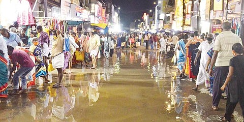 திருநெல்வேலி டவுன் வடக்கு ரதவீதியில் நேற்று பெய்த மழையால் தேங்கியிருந்த தண்ணீர். மழையால் பெரிய கடைகளில் மட்டுமின்றி சாலையோர வியாபாரமும் நேற்று  பாதிக்கப்பட்டது. (அடுத்த படம்) பாளையங்கோட்டையில் உள்ள பட்டாசு கடை ஒன்றில் நேற்றுவரை விற்பனை குறைவாகவே இருந்தது. தீபாவளிக்கு முதல் நாளான இன்று விற்பனை இருக்கும் என வியாபாரிகள் தெரிவித்தனர். படங்கள்: மு.லெட்சுமி அருண்.