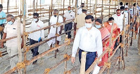 தஞ்சாவூர் அருகே திட்டையில் உள்ள வசிஷ்டேஸ்வரர் கோயிலில் குருப் பெயர்ச்சி விழா முன்னேற்பாடுகள் குறித்து நேற்று ஆய்வு செய்யும் ஆட்சியர் ம.கோவிந்தராவ்.