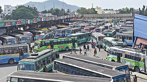 தீபாவளி பண்டிகையை முன்னிட்டு, அரசு போக்குவரத்துக் கழகம் சார்பில் சிறப்பு பேருந்துகள் இயக்கப்பட்டன. இதனால், சேலம் புதிய பேருந்து நிலையத்தில் பல்வேறு ஊர்களுக்கு செல்லும்  பேருந்துகளால் வாகன நெரிசல் ஏற்பட்டது.படம்: எஸ்.குரு பிரசாத்