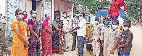 சேத்தியாத்தோப்பு அருகே வாழைக்கொல்லை கிராமத்தில் வீடு வீடாகச் சென்று மாணவர்களுக்கு தீபாவளி வாழ்த்து கூறும் ஒன்றிய பள்ளி ஆசிரியர்கள்.