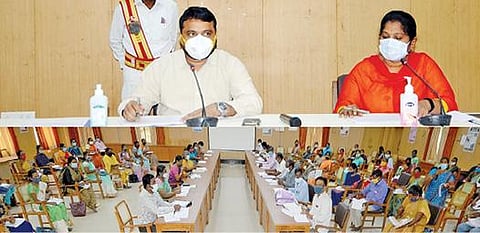 கடலூரில் மாவட்ட ஆட்சியர் சந்திரசேகர் சாகமூரி தலைமையில் மகளிர் திட்ட செயல்பாடுகள் குறித்து ஆய்வுக் கூட்டம் நடைபெற்றது.