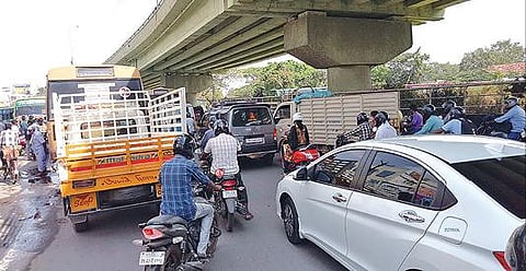 திருப்பூர் மாநகர வீதிகளில்  மக்கள் கூட்டத்தால் போக்குவரத்து நெரிசல்