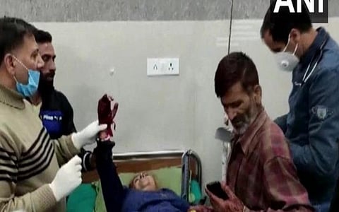 காஷ்மீரில் பாக். ராணுவத்தினர் நடத்திய தாக்குதலில் காயமடைந்த பொதுமக்கள் மருத்துவமனையில் சிகிச்சைக்காக அனுமதிக்கப்பட்டனர் | படம்: ஏஎன்ஐ.