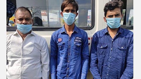 போலீஸ் அதிகாரிகள் பெயரில் போலி முகநூல் கணக்குத் தொடங்கி மோசடி: குற்றவாளிகள் 3 பேர் கைது