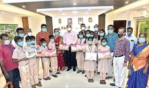 வேலூர் மாவட்ட ஆட்சியர் அலுவலகத்தில் குழந்தைகள் நண்பர்கள் வார தினத்தையொட்டி  மாணவ, மாணவிகளுக்கு இனிப்பு வழங்கிய ஆட்சியர் சண்முகசுந்தரம்.  அருகில், மாவட்ட வருவாய் அலுவலர் பார்த்தீபன், முதன்மைக் கல்வி அலுவலர் மார்ஸ் உள்ளிட்டோர். அடுத்த படம்: ராணிப்பேட்டையில் சைல்ட் லைன் 1098 விழிப்புணர்வு துண்டு பிரசுரம் மற்றும் சுவரொட்டிகளை வெளியிட்ட ராணிப்பேட்டை மாவட்ட ஆட்சியர் திவ்யதர்ஷினி.