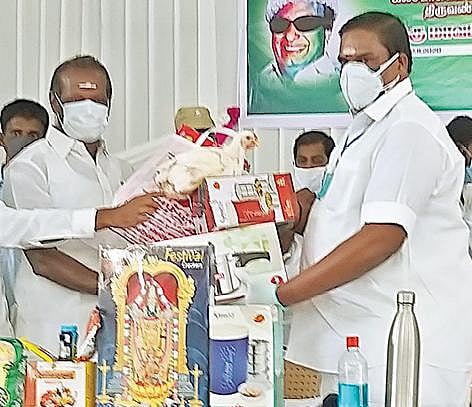 கலசப்பாக்கம்  தொகுதிக்குட்பட்ட அதிமுக கட்சி நிர்வாகிகளுக்கு தீபாவளி பரிசு வழங்கிய எம்எல்ஏ பன்னீர்செல்வம்.