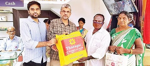 புதுக்கோட்டை தாரகை ஜவுளிக்கடையில் நடைபெற்ற தீபாவளி விற்பனையில், ஜவுளி வாங்கிய வாடிக்கையாளர்களுக்கு பரிசு வழங்குகிறார் நிர்வாக இயக்குநர் ஹாஜி முகமது ரபிக்.