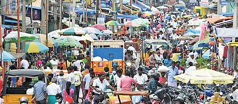 கடைசி நேரத்தில் தீபாவளிக்கு தேவையான பொருட்களை வாங்க விழுப்புரம் எம் ஜி ரோட்டில் நேற்று மாலை குவிந்த மக்கள் கூட்டம்.