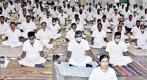 காஞ்சிபுரத்தில் யோகா பயிற்சியில் ஈடுபட்ட காவல் துறையினர்.