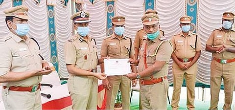 திருப்பூர் மாநகர காவல் ஆணையர் அலுவலக வளாகத்தில் நேற்று நடந்த விழாவில், சிறப்பாக பணிபுரிந்தவர்களுக்கு பாராட்டு சான்றிதழ்களை வழங்கிய காவல் ஆணையர் க.கார்த்திகேயன்.