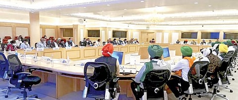 டெல்லியில் நேற்று வேளாண் சட்டங்கள் குறித்து விவசாயிகளுடன் மத்திய வேளாண் துறை அமைச்சர் நரேந்திர சிங் தோமர் மற்றும் அமைச்சர்கள் பியூஷ் கோயல், சோம் பிரகாஷ் ஆகியோர் பேச்சுவார்த்தை நடத்தினர். அப்போது வேளாண் சட்டங்களால் எந்த பாதிப்பும் இல்லை என்று விவசாயிகளிடம் அமைச்சர்கள் விளக்கமாக எடுத்துரைத்தனர். படம்: பிடிஐ