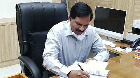 மாவட்ட ஆட்சியராக கிளாட்ஸ்டோன் புஷ்பராஜ் பொறுப்பேற்றார்.