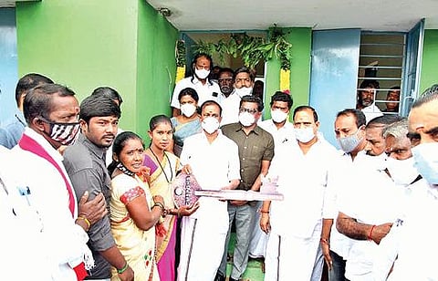 தி.மலை மாவட்டம் கீழ்வணக்கம்பாடியில் நடைபெற்ற நிகழ்ச்சியில் பயனாளி ஒருவரிடம் புதிய வீட்டை ஒப்படைத்த அமைச்சர் சேவூர் எஸ்.ராமச்சந்திரன்.