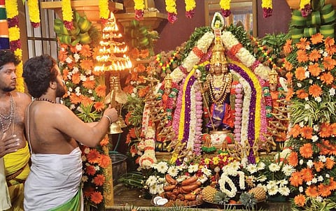 திருநெல்வேலி மேலவாசல் சுப்பிரமணியசுவாமி கோயிலில் கந்தசஷ்டி விழாவை முன்னிட்டு, சுவாமிக்கு  சிறப்பு அலங்காரம் செய்யப்பட்டு  தீபாராதனை நடைபெற்றது. படம்: மு.லெட்சுமி அருண்