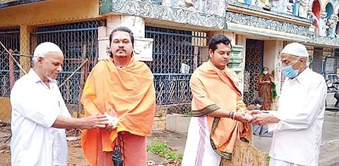 திருச்சி சுப்பிரமணியபுரம் சுந்தர்ராஜ் நகர் பகுதியில் கோயில் குருக்களுக்கு இனிப்பு வழங்கி வாழ்த்து தெரிவித்த முஸ்லிம் நண்பர்கள்.