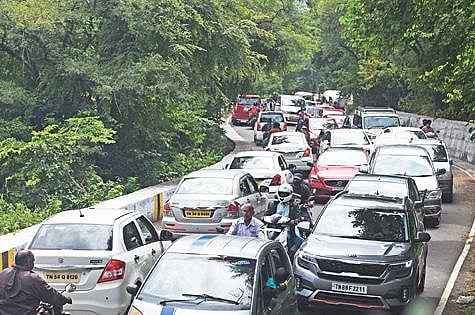 விடுமுறை தினமான நேற்று ஏற்காட்டில் ஏராளமான பயணிகள் குவிந்தனர். இதனால் மலைப்பாதையில் ஏற்பட்ட நெரிசலில் சிக்கிய வாகனங்கள்.    படம்: எஸ்.குரு பிரசாத்