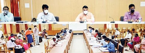 கடலூரில் ஊரக வளர்ச்சித் துறையில் சாலைப் பணிகள் முன்னேற்றம் குறித்து மாவட்ட ஆட்சியர் சந்திரசேகர் சாகமூரி தலைமையில் ஆய்வுக்கூட்டம் நடைபெற்றது.