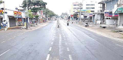 சொந்த ஊர்களுக்கு சென்ற தொழிலாளர்கள் வெறிச்சோடி காணப்பட்ட திருப்பூர் மாநகர சாலைகள்