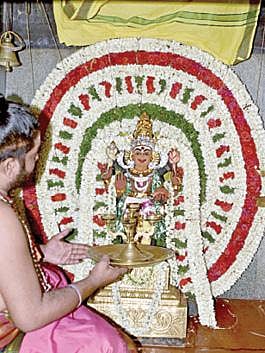 குருப் பெயர்ச்சியையொட்டி திருவாரூர் மாவட்டம் ஆலங்குடி ஆபத்சகாயேஸ்வரர் கோயிலில் நேற்று தங்கக் கவசம் அணிவிக்கப்பட்டு, சிறப்பு அலங்காரத்தில் காட்சியளித்த குரு தட்சிணாமூர்த்தி. (அடுத்த படம்) தஞ்சாவூர் அருகே திட்டையில் உள்ள வசிஷ்டேஸ்வரர் கோயிலில் குருப் பெயர்ச்சி விழாவை முன்னிட்டு நேற்று சிறப்பு அலங்காரத்தில் அருள்பாலித்த குரு பகவானுக்கு நடைபெற்ற தீபாராதனை.