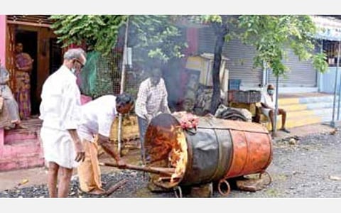 தி.மலை அண்ணாமலையார் கோயிலில் மகா தீபம் ஏற்ற பயன்படுத்தப்படும் கொப்பரையை சீரமைக்கும் பணி நேற்று தொடங்கியது.