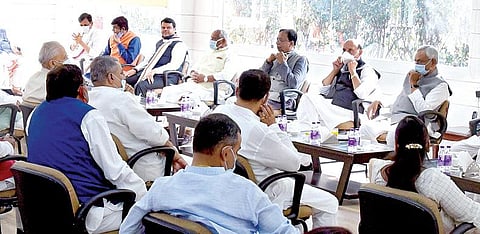 பிஹார் சட்டப்பேரவைத் தேர்தலில் தேசிய ஜனநாயக கூட்டணி வெற்றி பெற்றது. கூட்டணி கட்சி எம்எல்ஏக்களின் கூட்டம் பாட்னாவில் நேற்று நடைபெற்றது. இதில் மத்திய பாதுகாப்புத் துறை அமைச்சர் ராஜ்நாத் சிங், முதல்வர் நிதிஷ் குமார், மாநில பாஜக தலைவர் சஞ்சய் ஜெய்ஸ்வால் உள்ளிட்டோர் பங்கேற்றனர்.படம்: பிடிஐ