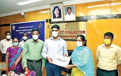 வேலூர் மாவட்ட ஆட்சியர் அலுவலகத்தில் அங்கீகரிக்கப்பட்ட அனைத்து கட்சி பிரமுகர்கள் முன்னிலையில் நேற்று வரைவு வாக்காளர் பட்டியலை வெளியிட்ட மாவட்ட ஆட்சியர் சண்முகசுந்தரம். அடுத்த படங்கள்: ராணிப்பேட்டை மாவட்ட ஆட்சியர் அலுவலகத்தில் வரைவு வாக்காளர் பட்டியலை வெளியிட்ட ஆட்சியர் கிளாட்ஸ்டன் புஷ்பராஜ். அருகில், மாவட்ட வருவாய் அலுவலர் ஜெயச்சந்திரன், சார் ஆட்சியர் இளம்பகவத் உள்ளிட்டோர். திருப்பத்தூர் மாவட்ட ஆட்சியர் அலுவலகத்தில் அனைத்து கட்சியினர் முன்னிலையில் வரைவு வாக்காளர் பட்டியலை வெளியிட்ட மாவட்ட ஆட்சியர் சிவன்அருள். கடைசிப்படம்: தி.மலை மாவட்டத்தில் வரைவு வாக்காளர் பட்டியலை ஆட்சியர் சந்தீப் நந்தூரி வெளியிட கோட்டாட்சியர் தேவி பெற்றுக் கொண்டார்.