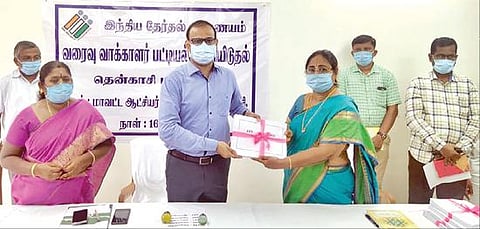 திருநெல்வேலியில் வரைவு வாக்காளர் பட்டியலை ஆட்சியர் வி.விஷ்ணு வெளியிட்டார்.