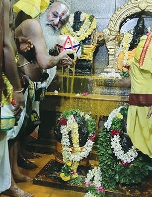 குருவித்துறையில் உள்ள சித்திரரத வல்லபப் பெருமாள் கோயிலில்  குரு பெயர்ச்சியை முன்னிட்டு நடைபெற்ற யாகம். (வலது) குரு பகவானுக்கு நடைபெற்ற சிறப்பு அபிஷேகம்.