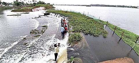 செம்பாக்கம் ஏரியில் 8.8 மில்லியன் கனஅடி நீரை சேமிக்க முடியும். தற்போது முழுக் கொள்ளளவை எட்டியுள்ள இந்த ஏரியில் இருந்து விநாடிக்கு 500 கன அடி நீர் கலங்கல் வழியாக வெளியேறிக்  கொண்டிருக்கிறது.  (அடுத்த படம்) கனமழையால் தாம்பரம் அடுத்த காட்டாங்கொளத்தூர் செந்தமிழ் நகர் பகுதியில் வீடுகளை சூழ்ந்த மழை வெள்ளம். படங்கள்: எம்.முத்துகணேஷ்