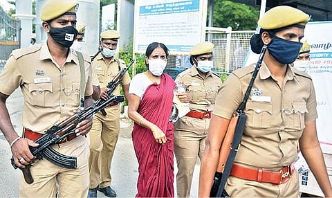 வேலூர் அடுக்கம்பாறையில் உள்ள அரசு மருத்துவக் கல்லூரி மருத்துவமனைக்கு  பலத்த பாதுகாப்புடன் நேற்று அழைத்து வரப்பட்ட நளினி. படம்:வி.எம்.மணிநாதன்.